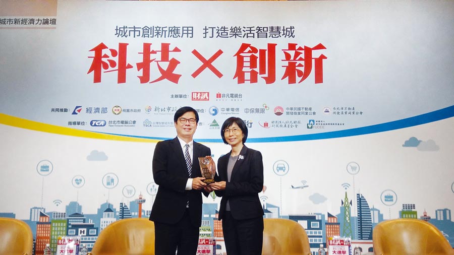東元電機(jī)榮獲2019年智慧城市卓越貢獻(xiàn)獎(jiǎng)，評審委員會尤其高度肯定邱純枝董事長（右）在智慧創(chuàng)新領(lǐng)域的付出與貢獻(xiàn)，特別頒發(fā)獎(jiǎng)項(xiàng)予以鼓勵(lì)。圖／東元提供