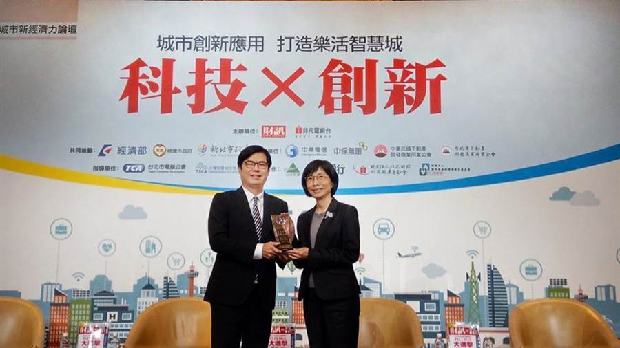 （東元集團(tuán)董事長(zhǎng)邱純枝5日從行政院副院長(zhǎng)陳其邁手中，接下臺(tái)灣智慧城市發(fā)展協(xié)會(huì)頒發(fā)智慧城市卓越貢獻(xiàn)獎(jiǎng)。圖／東元集團(tuán)提供）