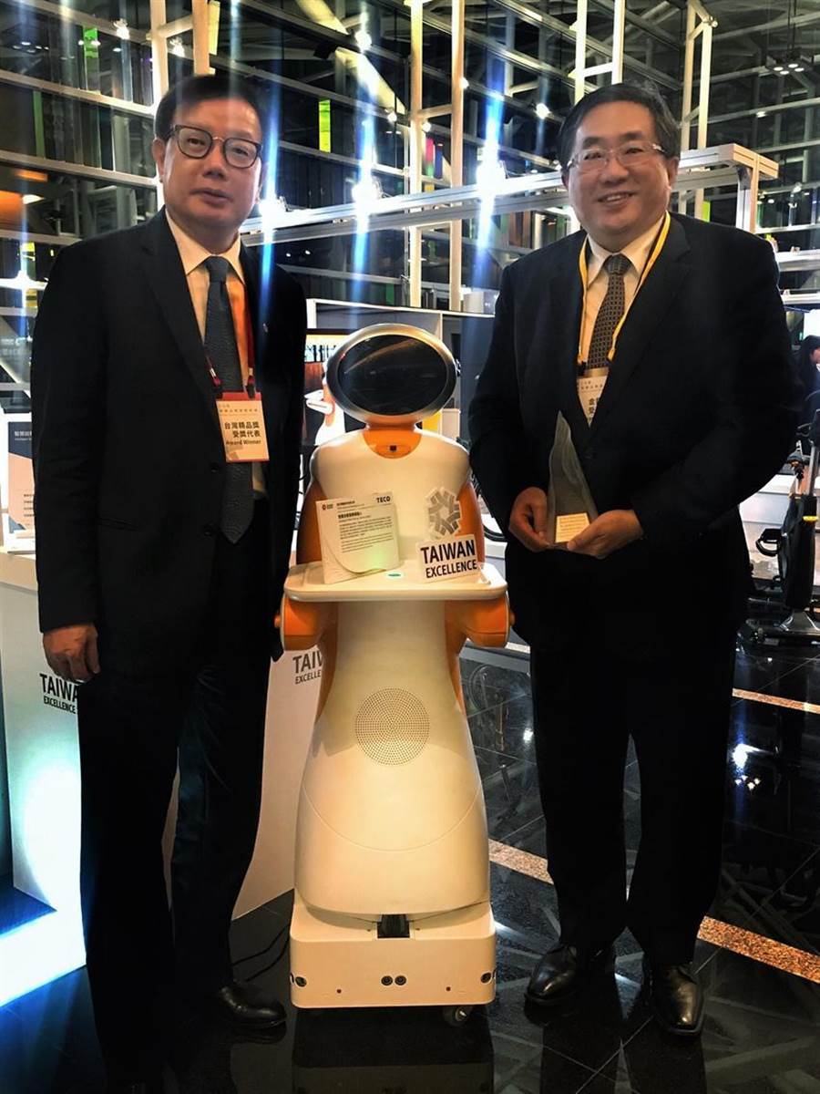 （東元電機自行開發(fā)送餐機器人27日獲頒臺灣精品獎銀質(zhì)獎，圖右為代理總經(jīng)理連昭志、左為負(fù)責(zé)開發(fā)的東元電機自動化暨智能系統(tǒng)事業(yè)部協(xié)理林勝泉。圖／業(yè)者提供）
