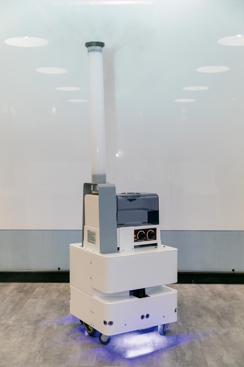 東元3日發(fā)表智慧UVC消毒防疫機器人，以3D列印技術(shù)，制作雙向360度全面向噴頭，進行大面積的噴霧消毒。圖／東元提供