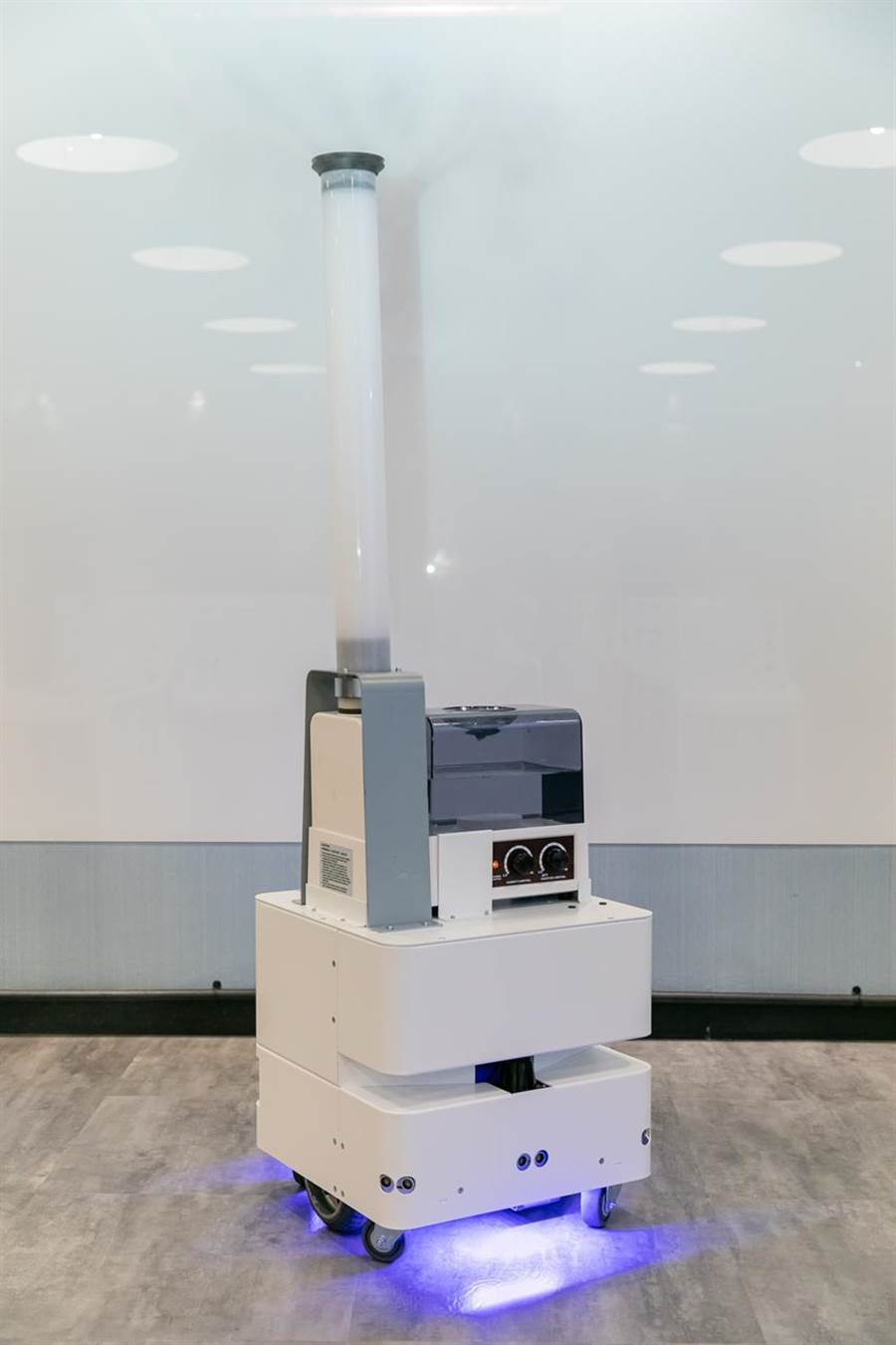 （東元3日發(fā)表智慧UVC消毒防疫機(jī)器人，以3D列印技術(shù)，制作雙向360度全面向噴頭，進(jìn)行大面積的噴霧消毒。圖／東元提供）
