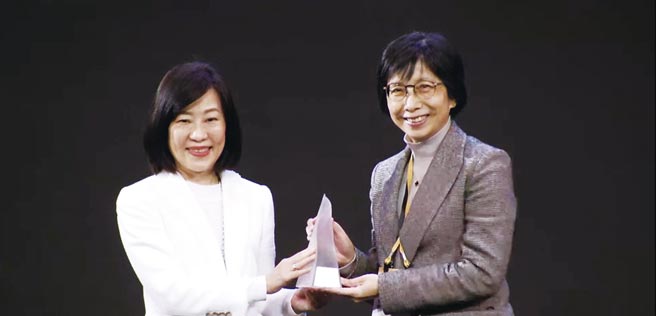 東元電機(jī)以「智慧噴霧防疫機(jī)器人」勇奪臺(tái)灣精品金質(zhì)獎(jiǎng)，由東元電機(jī)邱純枝董事長（右）受獎(jiǎng)。圖／東元提供